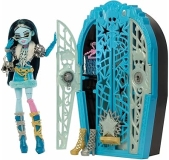 Monster High Skulltimate Secrets Hauntlywood Frankie Stein Doll with Reveal Closet 19 Surprises